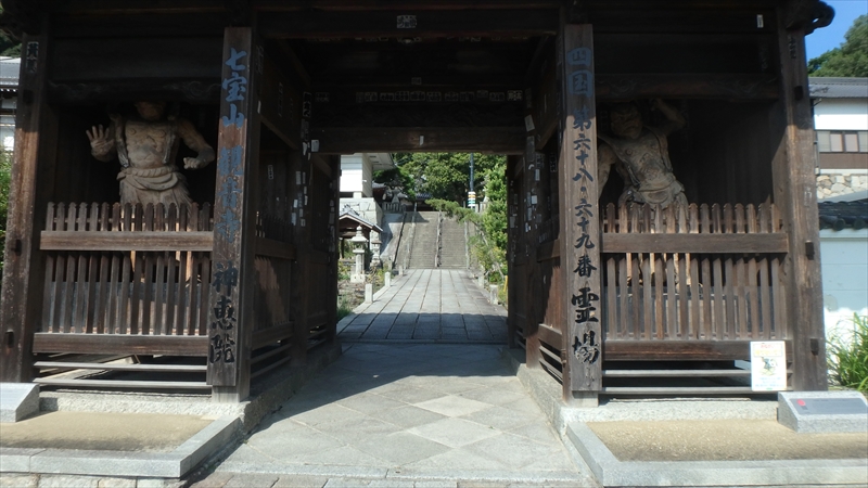 門の中へと続く境内階段