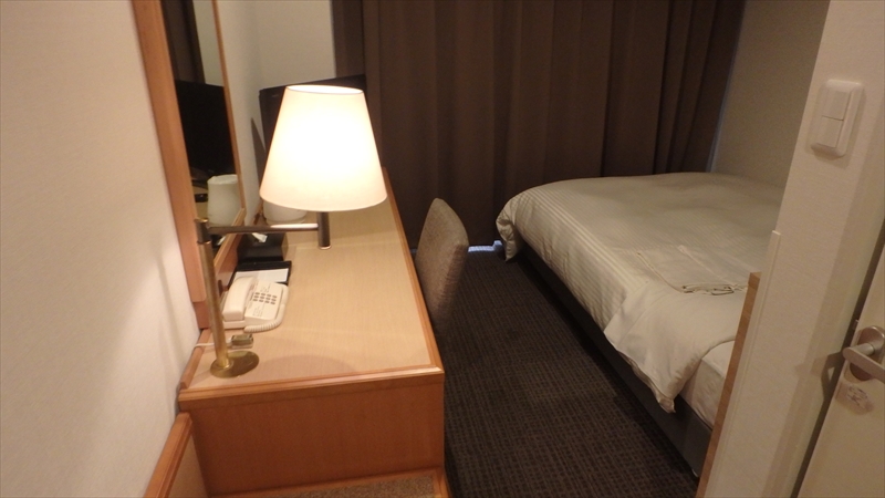 客室 ベッドと机